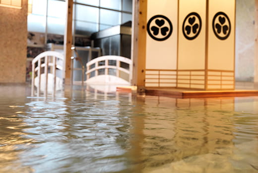 大自然に囲まれた「とろとろ泉質」の箕面温泉 毎日がお祭りの温泉テーマパーク