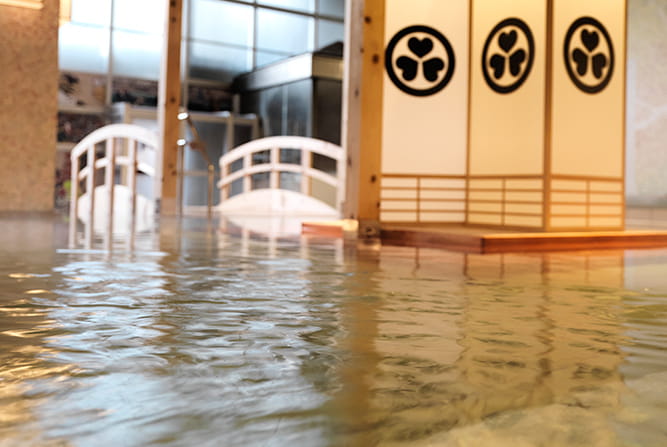 大自然に囲まれた「とろとろ泉質」の箕面温泉 毎日がお祭りの温泉テーマパーク