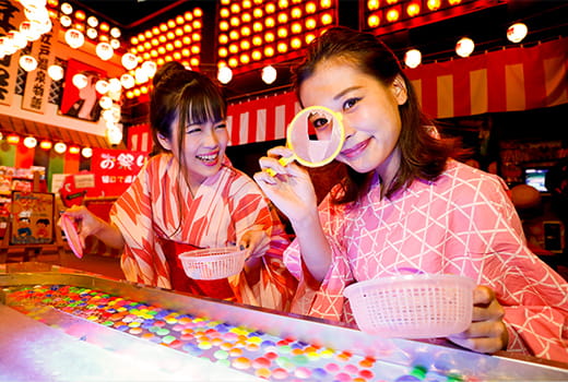 大自然に囲まれた「とろとろ泉質」の箕面温泉 毎日がお祭りの温泉テーマパーク